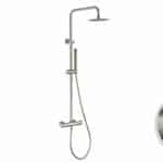 Modernes Aufputz-Duschsystem in gebürstetem Nickel, thermostatischer Duscharmatur und Kopfbrause Ø20 cm. Inklusive Handbrause. Erhältlich in 6 Farben und mit 5 Jahren Garantie. Charakteristisch für die Toscana Serie ist das gedrehte Relief an der Bedienun