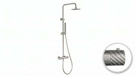 Modernes Aufputz-Duschsystem in gebürstetem Nickel, thermostatischer Duscharmatur und Kopfbrause Ø20 cm. Inklusive Handbrause. Erhältlich in 6 Farben und mit 5 Jahren Garantie. Charakteristisch für die Toscana Serie ist das gedrehte Relief an der Bedienun