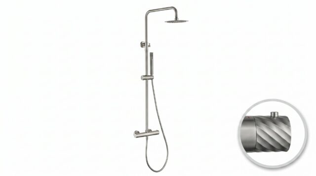 Modernes Aufputz-Duschsystem in gebürstetem Nickel, thermostatischer Duscharmatur und Kopfbrause Ø20 cm. Inklusive Handbrause. Erhältlich in 6 Farben und mit 5 Jahren Garantie. Charakteristisch für die Toscana Serie ist das gedrehte Relief an der Bedienun