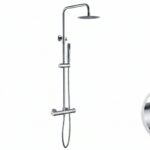 Modernes Aufputz-Duschsystem in Chrom mit thermostatischer Duscharmatur, Kopfbrause Ø20 cm und Handbrause. Erhältlich in 6 Farben und mit 5 Jahren Garantie. Charakteristisch für die Toscana Serie ist das gedrehte Relief an der Bedienung: ein dezentes Must