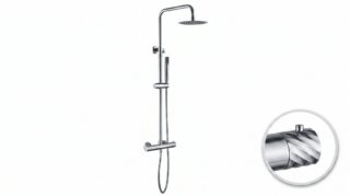 Modernes Aufputz-Duschsystem in Chrom mit thermostatischer Duscharmatur, Kopfbrause Ø20 cm und Handbrause. Erhältlich in 6 Farben und mit 5 Jahren Garantie. Charakteristisch für die Toscana Serie ist das gedrehte Relief an der Bedienung: ein dezentes Must