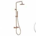 Stilvolles Aufputz-Duschsystem in gebürstetem Kupfer mit PVD-Beschichtung, thermostatischer Duscharmatur und Kopfbrause Ø20 cm. Inklusive Handbrause. Erhältlich in 6 Farben und mit 5 Jahren Garantie. Charakteristisch für die Toscana Serie ist das gedrehte