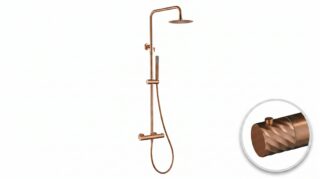 Stilvolles Aufputz-Duschsystem in gebürstetem Kupfer mit PVD-Beschichtung, thermostatischer Duscharmatur und Kopfbrause Ø20 cm. Inklusive Handbrause. Erhältlich in 6 Farben und mit 5 Jahren Garantie. Charakteristisch für die Toscana Serie ist das gedrehte