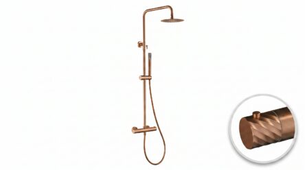 Stilvolles Aufputz-Duschsystem in gebürstetem Kupfer mit PVD-Beschichtung, thermostatischer Duscharmatur und Kopfbrause Ø20 cm. Inklusive Handbrause. Erhältlich in 6 Farben und mit 5 Jahren Garantie. Charakteristisch für die Toscana Serie ist das gedrehte