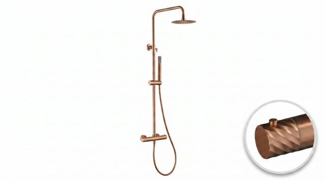 Stilvolles Aufputz-Duschsystem in gebürstetem Kupfer mit PVD-Beschichtung, thermostatischer Duscharmatur und Kopfbrause Ø20 cm. Inklusive Handbrause. Erhältlich in 6 Farben und mit 5 Jahren Garantie. Charakteristisch für die Toscana Serie ist das gedrehte