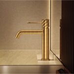 Moderne niedrige Waschtischarmatur in Gebürstetes Gold, passend für Badmöbel mit Waschtisch, als Komplettset inklusive passendem Click-Clack-Verschluss mit langlebiger PVD-Beschichtung. Der Click-Clack-Verschluss lässt sich durch Drücken einfach öffnen un