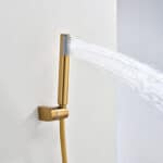 Thermostatische Bad-/Duscharmatur in Gebürstetes Gold, geliefert als Komplettset mit Handbrause, Brauseschlauch und Wandhalter. Mit 5 Jahren Garantie und in 6 Farben erhältlich. Charakteristisch für die Toscana Serie ist das gedrehte Relief an der Bedienu
