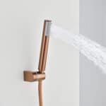 Thermostatische Bad-/Duscharmatur in Gebürstetes Kupfer, geliefert als Komplettset mit Handbrause, Brauseschlauch und Wandhalter. Mit 5 Jahren Garantie und in 6 Farben erhältlich. Charakteristisch für die Toscana Serie ist das gedrehte Relief an der Bedie