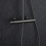 Luxuriöses Aufputz-Duschsystem in Black Gun Metal mit PVD-Beschichtung, thermostatischer Duscharmatur und Kopfbrause Ø20 cm. Inklusive Handbrause. Erhältlich in 6 Farben und mit 5 Jahren Garantie. Charakteristisch für die Toscana Serie ist das gedrehte Re