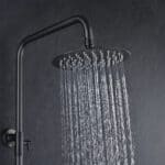Luxuriöses Aufputz-Duschsystem in Black Gun Metal mit PVD-Beschichtung, thermostatischer Duscharmatur und Kopfbrause Ø20 cm. Inklusive Handbrause. Erhältlich in 6 Farben und mit 5 Jahren Garantie. Charakteristisch für die Toscana Serie ist das gedrehte Re