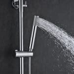 Modernes Aufputz-Duschsystem in Chrom mit thermostatischer Duscharmatur, Kopfbrause Ø20 cm und Handbrause. Erhältlich in 6 Farben und mit 5 Jahren Garantie. Charakteristisch für die Toscana Serie ist das gedrehte Relief an der Bedienung: ein dezentes Must