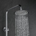 Modernes Aufputz-Duschsystem in Chrom mit thermostatischer Duscharmatur, Kopfbrause Ø20 cm und Handbrause. Erhältlich in 6 Farben und mit 5 Jahren Garantie. Charakteristisch für die Toscana Serie ist das gedrehte Relief an der Bedienung: ein dezentes Must