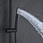 Stilvolles Aufputz-Duschsystem in Mattschwarz, thermostatischer Duscharmatur und Kopfbrause Ø20 cm. Inklusive Handbrause. Erhältlich in 6 Farben und mit 5 Jahren Garantie. Charakteristisch für die Toscana Serie ist das gedrehte Relief an der Bedienung: ei