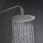 Modernes Aufputz-Duschsystem in gebürstetem Nickel, thermostatischer Duscharmatur und Kopfbrause Ø20 cm. Inklusive Handbrause. Erhältlich in 6 Farben und mit 5 Jahren Garantie. Charakteristisch für die Toscana Serie ist das gedrehte Relief an der Bedienun