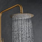 Luxuriöses Aufputz-Duschsystem in gebürstetem Gold mit PVD-Beschichtung, thermostatischer Duscharmatur und Kopfbrause Ø20 cm. Inklusive Handbrause. Erhältlich in 6 Farben und mit 5 Jahren Garantie. Charakteristisch für die Toscana Serie ist das gedrehte R