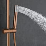 Stilvolles Aufputz-Duschsystem in gebürstetem Kupfer mit PVD-Beschichtung, thermostatischer Duscharmatur und Kopfbrause Ø20 cm. Inklusive Handbrause. Erhältlich in 6 Farben und mit 5 Jahren Garantie. Charakteristisch für die Toscana Serie ist das gedrehte