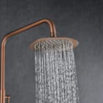 Stilvolles Aufputz-Duschsystem in gebürstetem Kupfer mit PVD-Beschichtung, thermostatischer Duscharmatur und Kopfbrause Ø20 cm. Inklusive Handbrause. Erhältlich in 6 Farben und mit 5 Jahren Garantie. Charakteristisch für die Toscana Serie ist das gedrehte