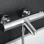 Moderne thermostatische Bad-/Duscharmatur in Chrom, geliefert als Komplettset mit Handbrause, Brauseschlauch und Wandhalter. Teil der Diamond Serie, erhältlich in 5 Farben und sofort ab Lager lieferbar.