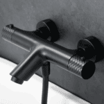 Stilvolle thermostatische Bad-/Duscharmatur in Mattschwarz  Geliefert als Komplettset mit Handbrause, Brauseschlauch und Wandhalter. Erhältlich in 5 Farben.