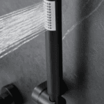 Stilvolle thermostatische Bad-/Duscharmatur in Mattschwarz  Geliefert als Komplettset mit Handbrause, Brauseschlauch und Wandhalter. Erhältlich in 5 Farben.