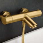 Luxuriöse thermostatische Bad-/Duscharmatur in gebürstetem Gold mit langlebiger PVD-Beschichtung. Geliefert als Komplettset mit Handbrause, Brauseschlauch und Wandhalter. Erhältlich in 5 Farben.