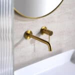 Moderne Waschtischarmatur Wandmontage in Gebürstetes Gold, für die Montage über Waschtisch oder Aufsatzwaschbecken. Mit langlebiger PVD-Beschichtung. Mit 5 Jahren Garantie und in 6 Farben erhältlich. Charakteristisch für die Toscana Serie ist das gedrehte