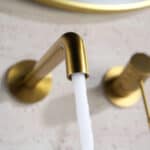 Moderne Waschtischarmatur Wandmontage in Gebürstetes Gold, für die Montage über Waschtisch oder Aufsatzwaschbecken. Mit langlebiger PVD-Beschichtung. Mit 5 Jahren Garantie und in 6 Farben erhältlich. Charakteristisch für die Toscana Serie ist das gedrehte
