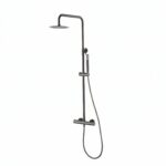 Luxuriöses Aufputz-Duschsystem in Black Gun Metal mit PVD-Beschichtung, thermostatischer Duscharmatur und Kopfbrause Ø20 cm. Inklusive verstellbarer Handbrause. Erhältlich in 6 Farben und mit 5 Jahren Garantie.