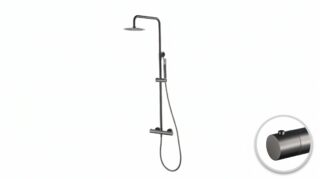 Luxuriöses Aufputz-Duschsystem in Black Gun Metal mit PVD-Beschichtung, thermostatischer Duscharmatur und Kopfbrause Ø20 cm. Inklusive verstellbarer Handbrause. Erhältlich in 6 Farben und mit 5 Jahren Garantie.