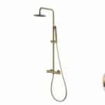 Luxuriöses Aufputz-Duschsystem in gebürstetem Gold mit PVD-Beschichtung, thermostatischer Duscharmatur und Kopfbrause Ø20 cm. Inklusive verstellbarer Handbrause. Erhältlich in 6 Farben und mit 5 Jahren Garantie.