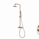 Stilvolles Aufputz-Duschsystem in gebürstetem Kupfer mit PVD-Beschichtung, thermostatischer Duscharmatur und Kopfbrause Ø20 cm. Inklusive verstellbarer Handbrause. Erhältlich in 6 Farben und mit 5 Jahren Garantie.
