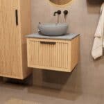 Wandhängendes Badezimmermöbel 60 cm aus Natureiche mit eine Schublade und graue Kalksteinplatte