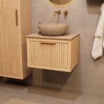Wandhängendes Badezimmermöbel 60 cm aus Natureiche mit eine Schublade und beige Kalksteinwaschtisch