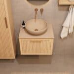 Wandhängendes Badezimmermöbel 60 cm aus Natureiche mit eine Schublade und beige Kalksteinwaschtisch