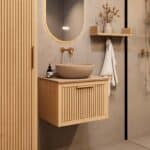 Wandhängendes Badezimmermöbel 60 cm aus Natureiche mit eine Schublade und beige Kalksteinwaschtisch