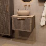 Wandhängendes Badezimmermöbel 60 cm aus dunkler Eiche mit eine Schublade und beige Kalksteinwaschtisch