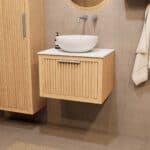 Wandhängendes Badezimmermöbel 60 cm aus Natureiche mit eine Schublade und weißes Solid-Surface-Aufsatzbecken