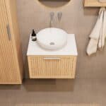 Wandhängendes Badezimmermöbel 60 cm aus Natureiche mit eine Schublade und weißes Solid-Surface-Aufsatzbecken