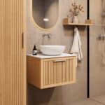 Wandhängendes Badezimmermöbel 60 cm aus Natureiche mit eine Schublade und weißes Solid-Surface-Aufsatzbecken