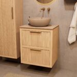 Wandhängendes Badezimmermöbel 60 cm aus Natureiche mit zwei Schubladen und beige Kalksteinwaschtisch (hochwertig)