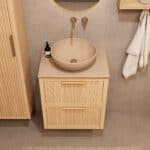 Wandhängendes Badezimmermöbel 60 cm aus Natureiche mit zwei Schubladen und beige Kalksteinwaschtisch (hochwertig)