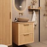 Wandhängendes Badezimmermöbel 60 cm aus Natureiche mit zwei Schubladen und beige Kalksteinwaschtisch (hochwertig)