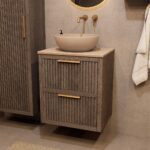 Wandhängendes Badezimmermöbel 60 cm aus dunkler Eiche mit zwei Schubladen und beige Kalksteinwaschtisch