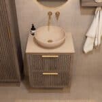 Wandhängendes Badezimmermöbel 60 cm aus dunkler Eiche mit zwei Schubladen und beige Kalksteinwaschtisch