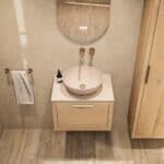 Wandhängendes Badezimmermöbel 60 cm aus Natureiche mit eine Schublade und beige Kalksteinwaschtisch (Premium)