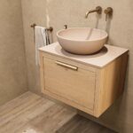 Wandhängendes Badezimmermöbel 60 cm aus Natureiche mit eine Schublade und beige Kalksteinwaschtisch (Premium)