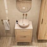 Wandhängendes Badezimmermöbel 60 cm aus Natureiche mit zwei Schubladen und beige Kalksteinwaschtisch