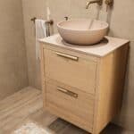 Wandhängendes Badezimmermöbel 60 cm aus Natureiche mit zwei Schubladen und beige Kalksteinwaschtisch