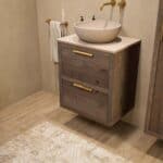 Wandhängendes Badezimmermöbel 60 cm aus dunkler Eiche mit zwei Schubladen und beige Kalksteinwaschtisch (Top-Qualität)