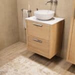 Wandhängendes Badezimmermöbel 60 cm aus Natureiche mit zwei Schubladen und weißes Solid-Surface-Aufsatzbecken